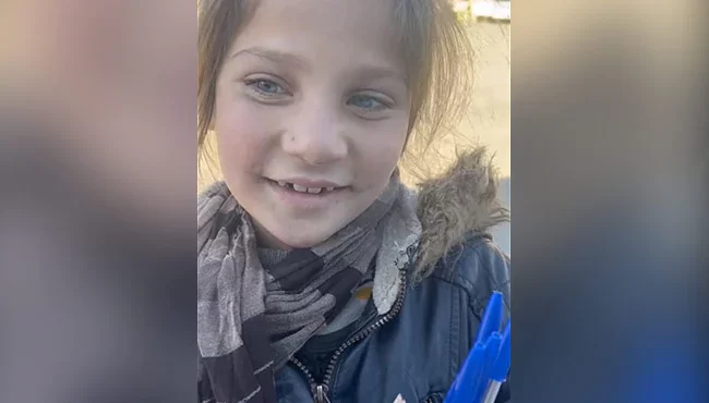 Stranger Buys All Pens From Little Afghan Girl, Internet Likes Her Kindness